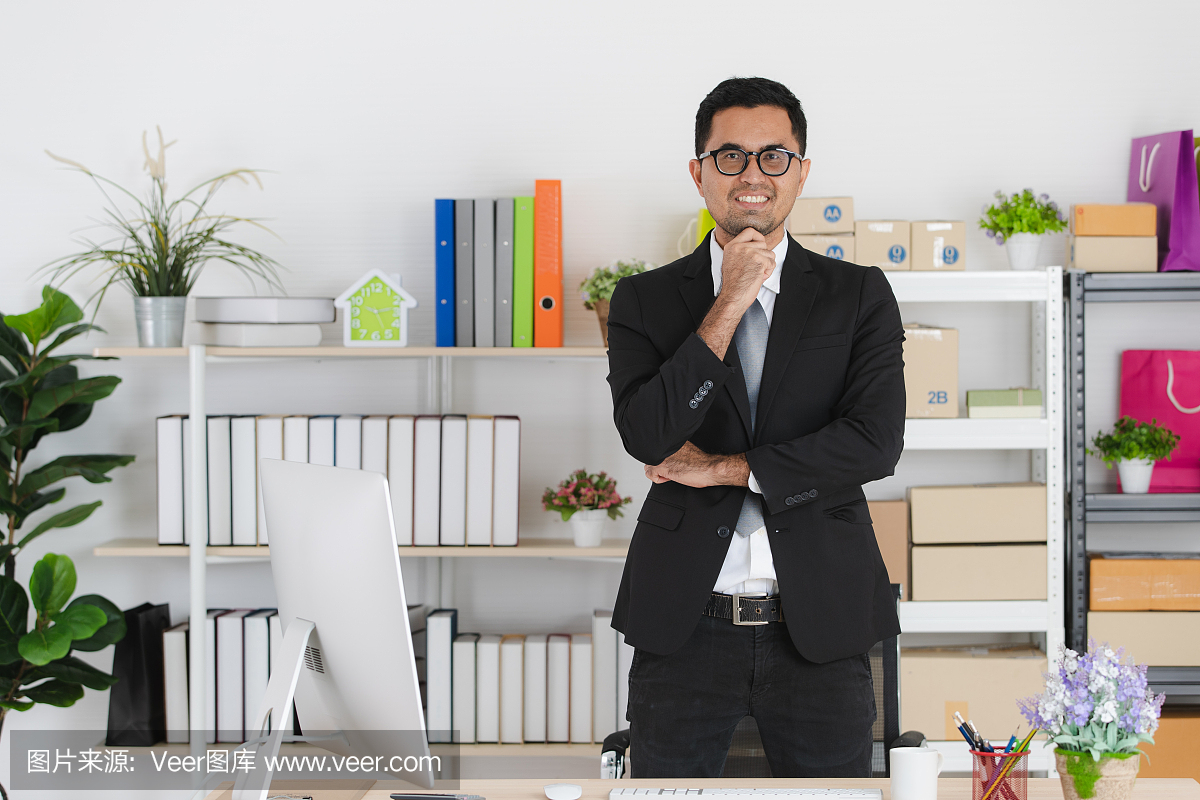 年輕的商人在工作