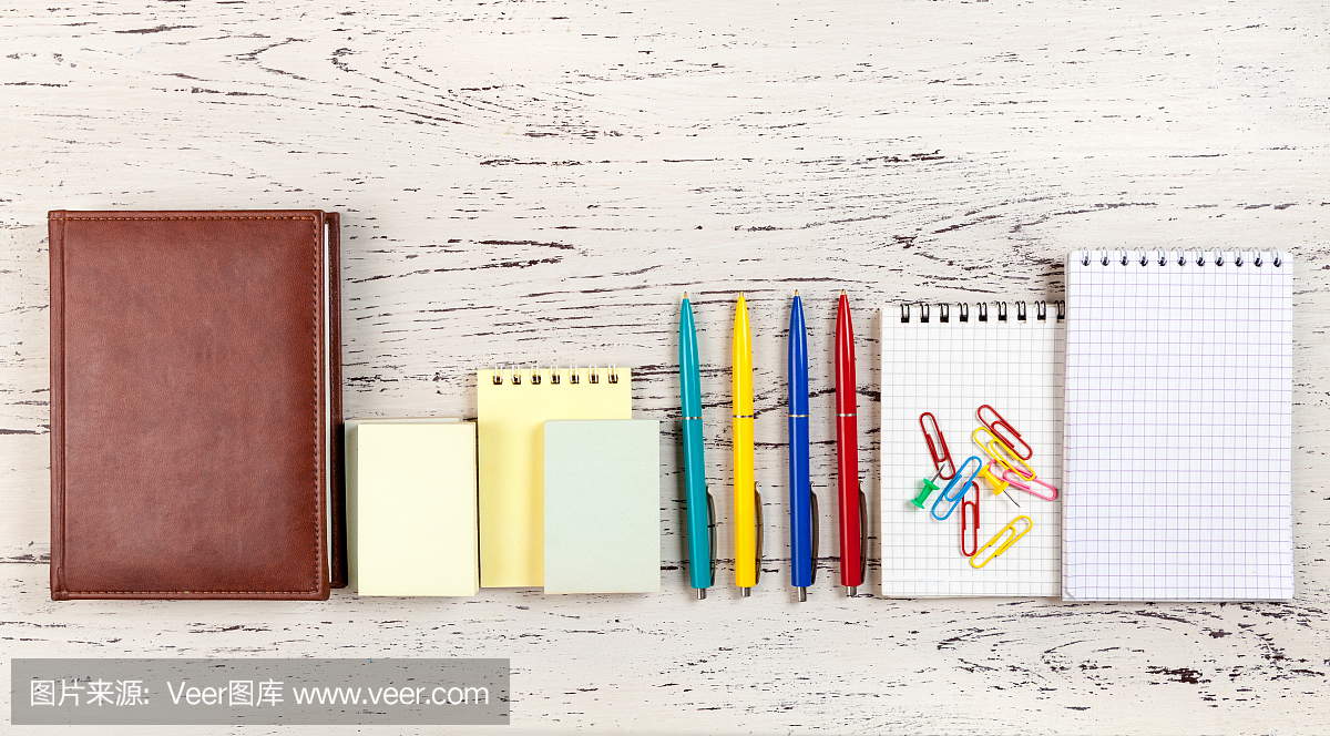 桌子與辦公用品。